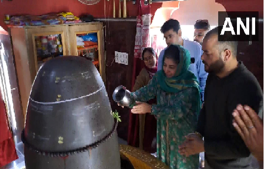 महबूबा मुफ्ती ने शिंवलिंग पर चढ़ाया जल, कहा- ये मेरा निजी मामला मैं इस पर बहस नहीं चाहती!