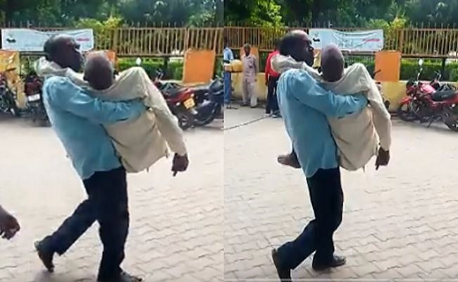 जिला अस्पताल में मानवता शर्मशार, बीमार बुजुर्ग को न मिला स्ट्रेचर, न किया भर्ती, बेटे की गोद में बाप ने तोड़ा दम