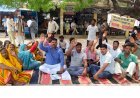 रायबरेली-घटिया सीसी रोड निर्माण के विरोध में मोहल्लावासियों का धरना प्रदर्शन