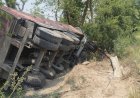 रायबरेली-बिजली के खम्भों से टकराकर पलटा ट्रक, दो दर्जन गाँवो की बिजली बाधित