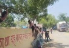 रायबरेली-विद्यालय समयावधि के अंदर बच्चों का पंचायत भवन की बाउंड्री वाॅल पर चढ़कर पेड़ में झूला झूलने का वीडियो वायरल