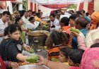 रायबरेली-डीएम ने श्रद्धालुओं को वितरित किया प्रसाद