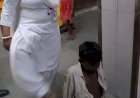 रायबरेली-जिला अस्पताल में इंसानियत हुई शर्मसार: मानसिक रूप से बीमार युवक को महिला वार्ड बॉय ने लात-चप्पलों से पीटा, वीडियो वायरल,तमाशा देख रहा गार्ड