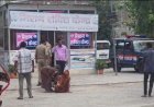 दबंगों से परेशान पीड़िता थाना परिसर में पुलिस के सामने घुटनों पर बैठकर कर रही है न्याय की मांग