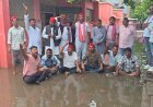 रायबरेली सीएचसी में बरसात के भरे गंदे पानी में बैठे सपा नेता, किया जल सत्याग्रह