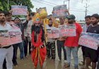 रायबरेली बदहाल सड़क को लेकर अनोखा प्रदर्शन, यमराज के साथ गड्ढों में लोटे प्रदर्शनकारी