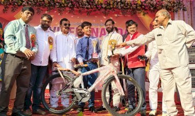 मेधावी छात्र-छात्राओं को स्कूल के प्रबंधक व स्थानीय विधायक ने किया सम्मानित।