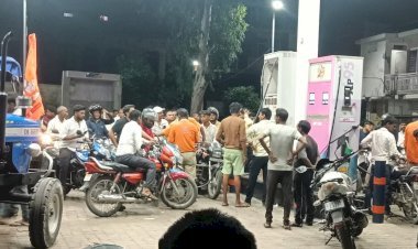 रायबरेली-देर रात घरों में आराम करने की जगह पेट्रोल टंकियों पर लंबी-लंबी कतारो में दिखे लोग