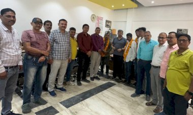 कई पत्रकार एवं छायाकार प्रयागराज प्रेस क्लब में शामिल