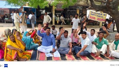 रायबरेली-घटिया सीसी रोड निर्माण के विरोध में मोहल्लावासियों का धरना प्रदर्शन