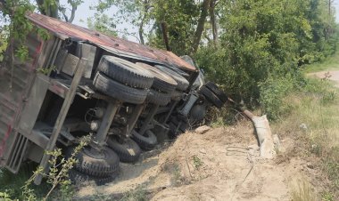 रायबरेली-बिजली के खम्भों से टकराकर पलटा ट्रक, दो दर्जन गाँवो की बिजली बाधित