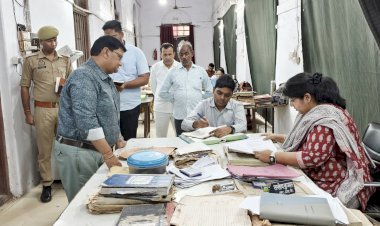 रायबरेली-डीएम ने कलेक्ट्रेट परिसर में स्थापित अभिलेखागार का किया औचक निरीक्षण