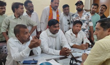 रायबरेली-बिजली कटौती पर उपभोक्ता तथा व्यापारियों ने एसडीओ को सौपा ज्ञापन