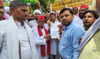 रायबरेली-बिजली नहीं तो बवाल होगा” भीषण गर्मी में फूटा लोगों का गुस्सा, सपा विधायक संग पावर हाउस पर उमड़ा जनसैलाब