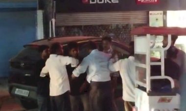 रायबरेली के शहर कोतवाली क्षेत्र के पवन नमकीन के पास दो गुटों में जमकर हाथापाई,वीडियो वायरल