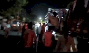 रायबरेली-फायर स्टेशन के सामने दो ट्रकों की भीषण भिड़ंत, घंटों की मशक्कत के बाद चालक को निकाला गया बाहर