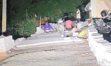 रायबरेली-डलमऊ ब्लॉक में रात के अंधेरे में बन रही इंटरलॉकिंग सड़क गुणवत्ता पर उठे सवाल