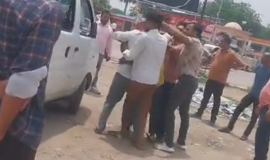 रायबरेली: पुलिस बूथ के सामने दबंगों की गुंडई, बीच सड़क पर मारपीट का वीडियो वायरल