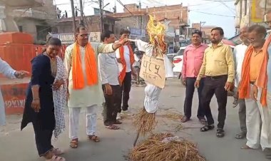 रायबरेली-भाजपा कार्यकर्ताओं ने सांसद पप्पू यादव का पुतला फूंका, साधु-संतों के अपमान का आरोप लगाकर किया प्रदर्शन