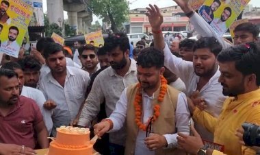 रायबरेली भाजयुमो प्रदेश अध्यक्ष का जनपद प्रथम आगमन पर हुआ जोरदार स्वागत, केक काटकर मनाया गया जन्मदिवस