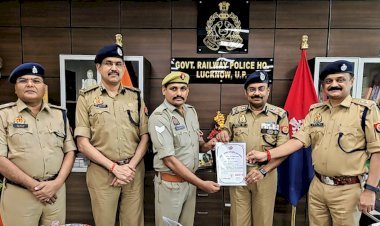 रायबरेली चलती ट्रेन में महिला यात्री की जान बचाने वाले जीआरपी सिपाही शिवपूजन चौधरी सम्मानित