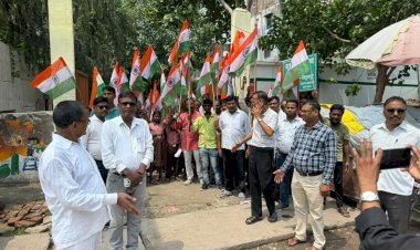रायबरेली छात्र-छात्राओं ने हाथों में लिया तिरंगा, भारत माता के जयकारों से गुंजायमान हुआ कस्बा