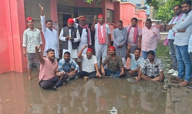 रायबरेली सीएचसी में बरसात के भरे गंदे पानी में बैठे सपा नेता, किया जल सत्याग्रह