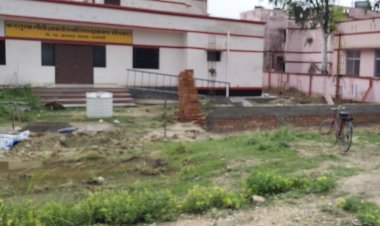 रायबरेली-कस्तूरबा गांधी विद्यालय में पीली ईंटों से बनाई जा रही बाउंड्री वाल, जिम्मेदारों पर उठे सवाल