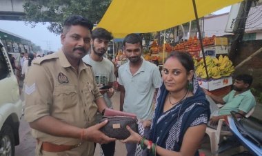 रायबरेली बछरावां पुलिस की सक्रियता के चलते बस में छूटा बैग हुआ बरामद, महिला को किया गया सुपुर्द