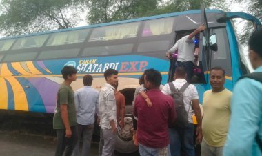 तेज रफ्तार अनियंत्रित बस पेड़ से टकराई, बाल बाल बचे बस में सवार यात्री