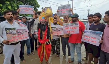 रायबरेली बदहाल सड़क को लेकर अनोखा प्रदर्शन, यमराज के साथ गड्ढों में लोटे प्रदर्शनकारी