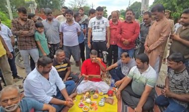 रायबरेली बदहाल सड़क के बीच कराई सत्यनारायण भगवान की कथा, अनोखे अंदाज में जताया विरोध