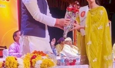 गोपाल सरस्वती विद्या मंदिर के सभागार में गूंजी तालियां: शिक्षक सम्मान समारोह में छाईं लोक गायिका दृष्टि पांडे, MLC ने किया विशेष सम्मान