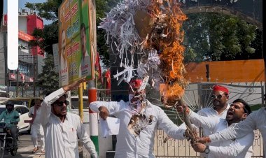 रायबरेली: अखिलेश यादव की हिरासत पर भड़के सपाई, CEC ज्ञानेश कुमार का फूंका पुतला