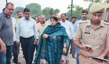 रायबरेली-डीएम ने शहीद स्मारक मुंशीगंज स्थित सई नदी पर बने पैदल पुल का किया निरीक्षण