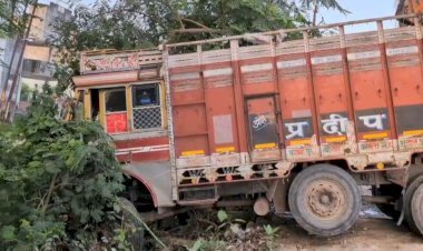 रायबरेली-तेज रफ्तार ट्रक अनियंत्रित होकर खंती में लटका, बाल-बाल बचे चालक और क्लीनर