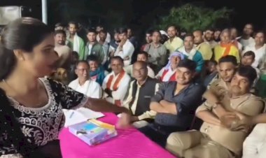 रायबरेली: दरोगा के सामने महिला डांसरों के ठुमके, ‘दरोगा जी चोरी हो गई’ गाने पर झूमे लोग!