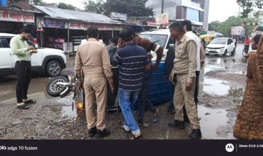 रायबरेली में बदहाल सड़क बनी हादसों की वजह, गड्ढे में फंसकर पलटा ई-रिक्शा, यात्री घायल
