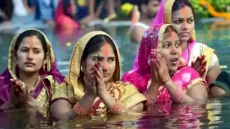 छठ पूजा: आज डूबते सूर्य को अर्घ्य देंगे व्रती, दिल्ली में शाम 5:26 बजे अस्त होगा सूर्य