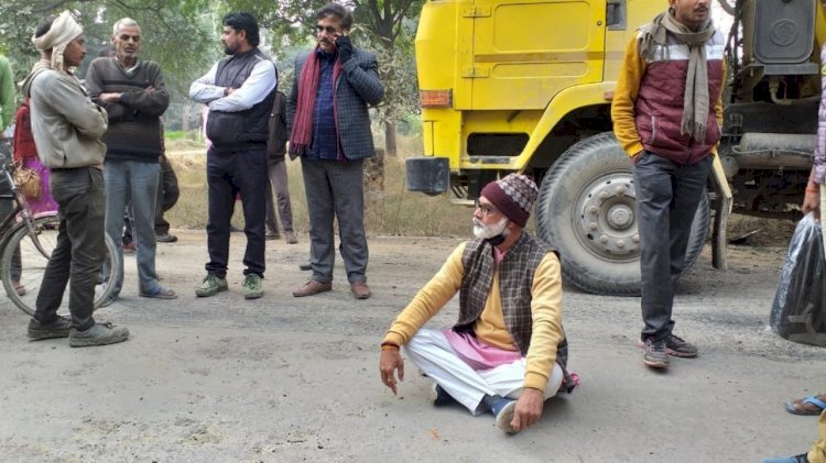 मार्ग निर्माण में हो रही अनियमितता को लेकर अकेले ही धरने पर बैठे किसान नेता