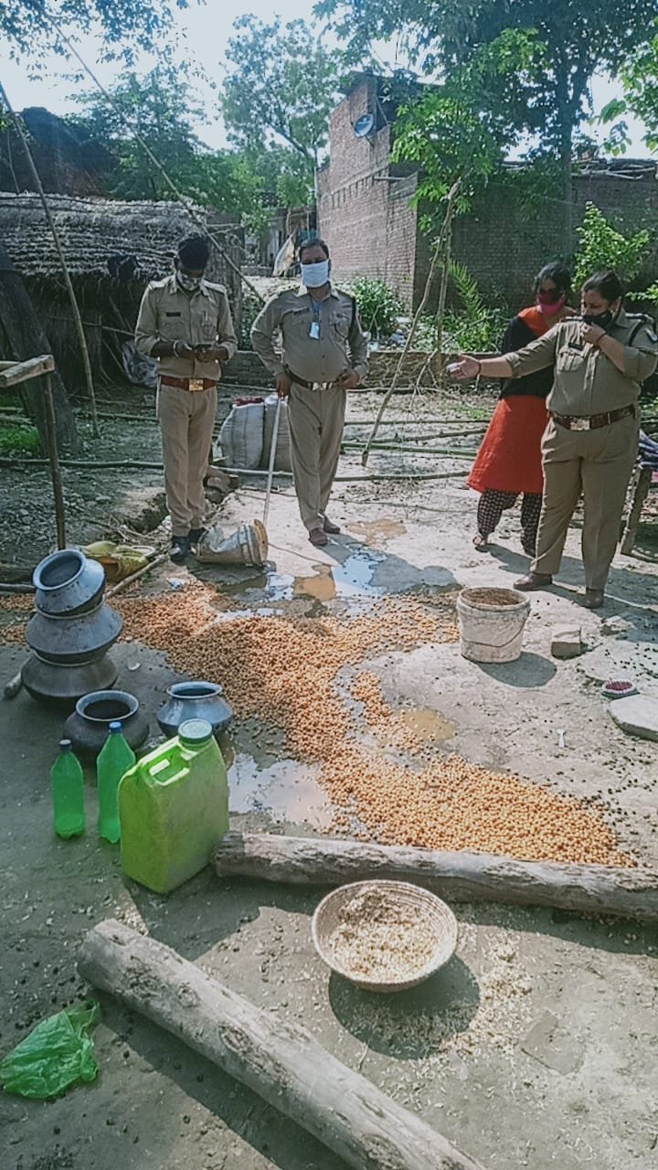 रायबरेली--अवैध कच्ची शराब पर आबकारी व तहसील प्रशासन सख्त ताबड़तोड़ छापे