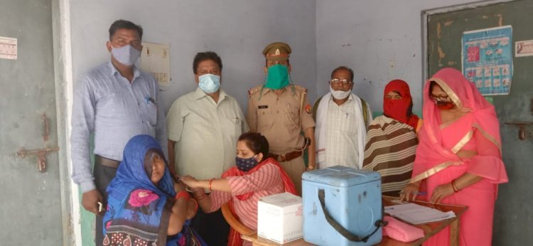 रायबरेली--गाँव में लगा वैक्सीनेशन कैंप,पहुँचे एस डी एम विजय कुमार