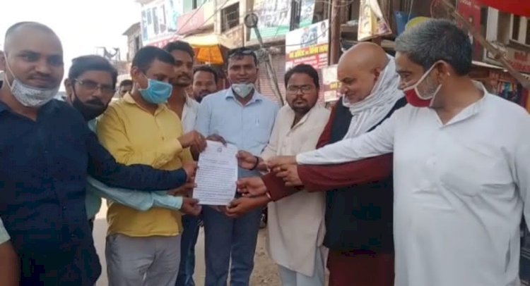 रायबरेली--व्यापारियों ने अधिशासी अधिकारी को सौंपा 5 सूत्रीय मांग पत्र