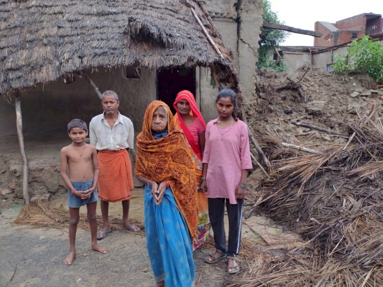 रायबरेली-आशियाना गिरने से खुले आसमान के नीचे रहने को मजबूर यह परिवार