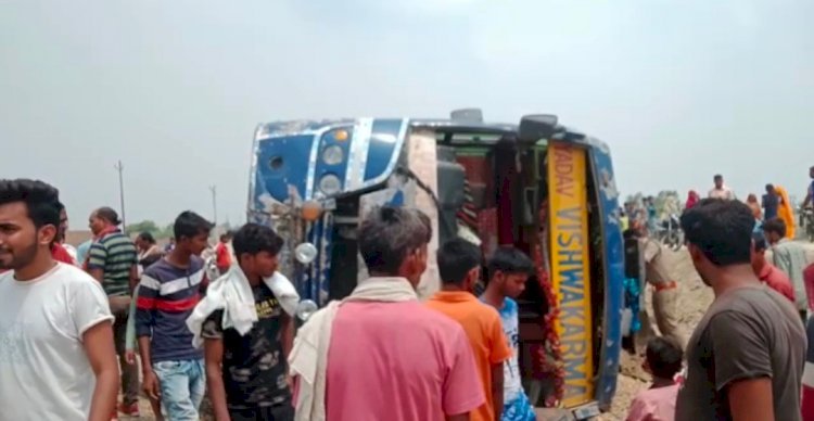 Raibareli-अनियंत्रित होकर पलटी बस, यात्रियों को आई गंभीर चोटें