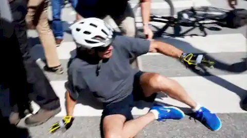 साइकिल से गिरे अमेरिकी राष्ट्रपति जो बाइडेन, उठकर बोले- पैर फंस गया था, ठीक 