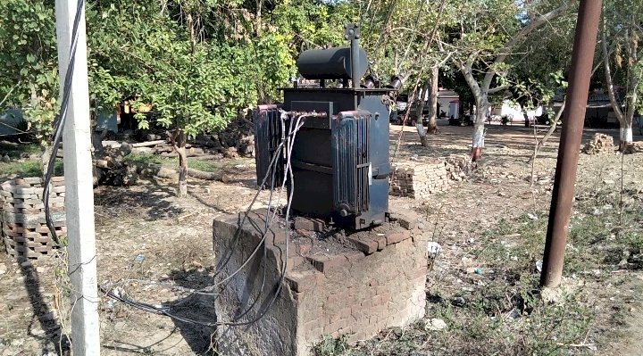 Raibareli-विद्युत विभाग की लापरवाही से गांवों में खतरे में है लोगों का जीवन*