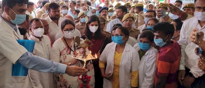 यूपी-केंद्रीय मंत्री स्मृति ईरानी ने बूस्टर डोज टीकाकरण सेंटर का फीता काटकर किया शुभारम्भ