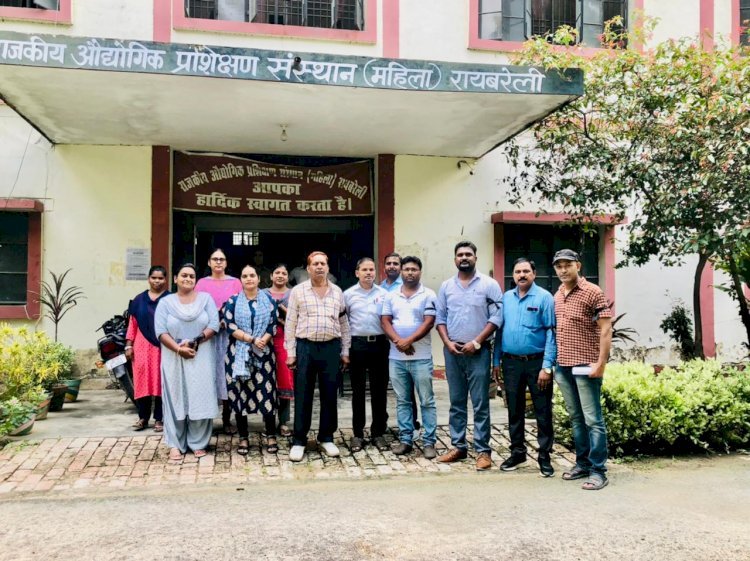 Raibareli- आईटीआई कर्मचारियों ने काला फीता बांधकर किया प्रदर्शन