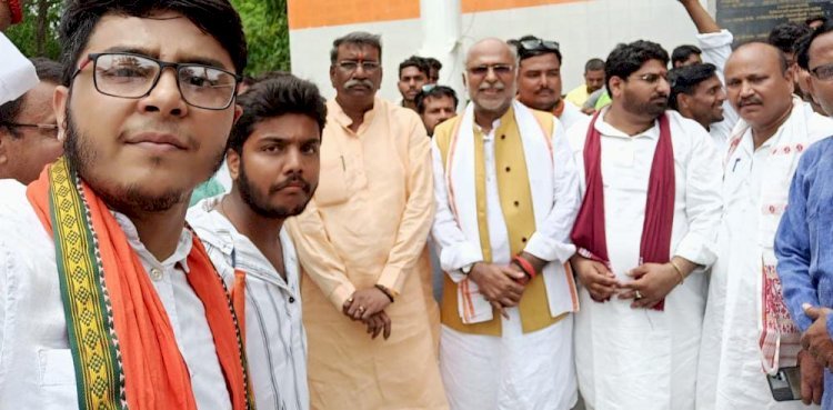 Raibareli-भाजपा युवामोर्चा के पदाधिकारियों ने निकाली तिरंगा रैली।*